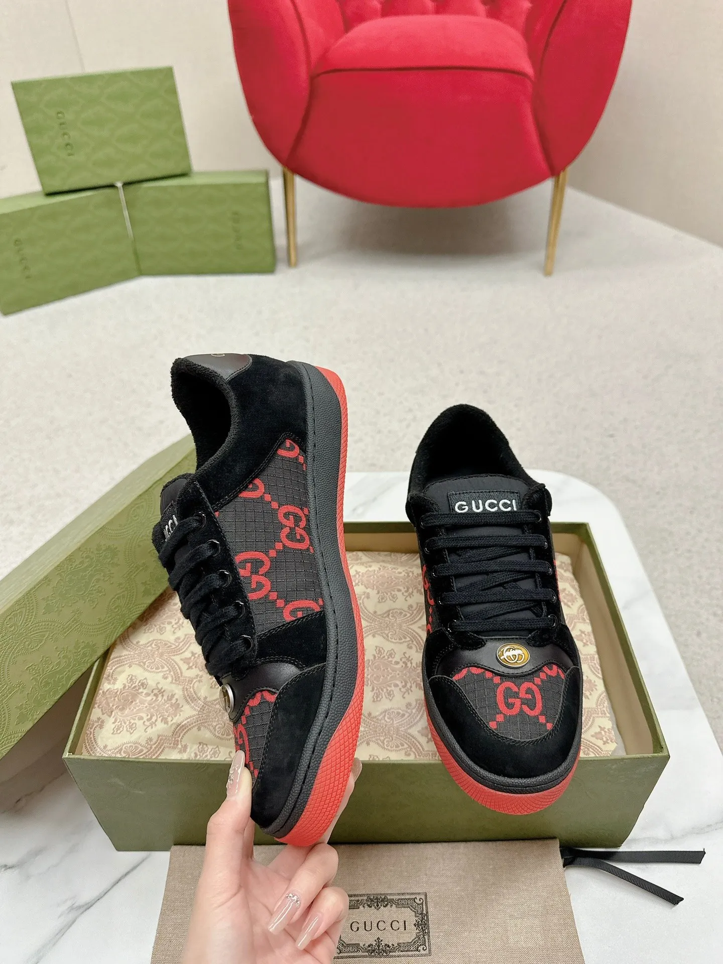 👟👟Ex-factory price 560👟👟 Men’s size +10 Gucci——purchased version GG series distressed dirty shoes-hot style is coming! 9 times out of 10 sales, you will definitely get the money. Ready stock! Spot goods! Spot goods! New colors added - the ultimate version on the market! Purchase the original version and develop it... fabric, material, outsole, and details can be compared at will! Open-mold Swarovski one-to-one replica rhinestone chain...Metal cherry pendant...Metal double G crystal cylindrical mark...Gucci original customized narrow webbing...Super flash series - flash diamond chain. The cherry decoration is detachable and can be changed into two to match with each other to show your personality. Exclusive color-brushed cowhide fabric. Hand-made distressed is very textured and has a sense of luxury! The details of the workmanship can be seen in the drawings, and no line is missed. The original terry cloth is delicate, soft and more comfortable and breathable. The privately stamped two-color original TPU outsole (lower layer is wider, upper layer is narrower). Matching packaging⭐️ Size: Female 35-40 Male 39-44 (Female 41 Male 45 customized)